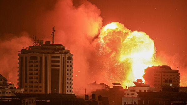 Огненный шар образовался после израильского авиаудара по городу Газа 9 октября 2023 года - Sputnik Беларусь