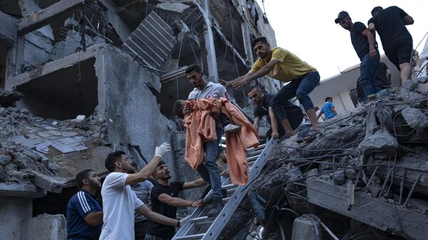Палесцінцы ратуюць дзіця з-пад руін разбуранага жылога дома пасля авіяўдару Ізраіля - Sputnik Беларусь