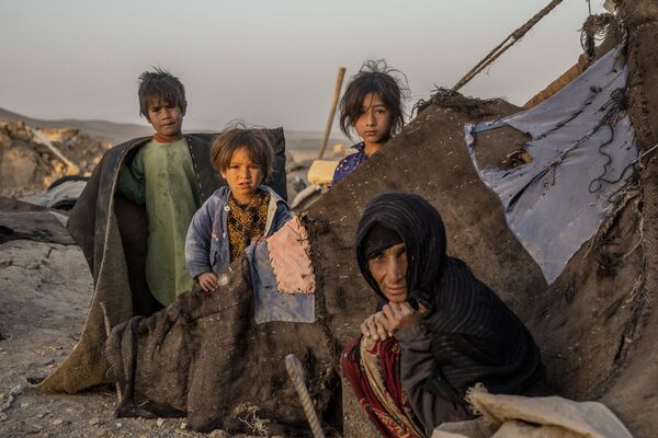 Женщина с детьми среди разрушений после землетрясения в районе Зенда Джан в провинции Герат. - Sputnik Беларусь