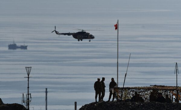 Ми-8 в высокогорной местности сливается с небом во время полета. - Sputnik Беларусь