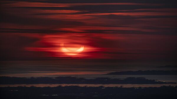 Солнечное затмение, архивное фото. Снимок через окно (из-за чего изображение как бы двоится). - Sputnik Беларусь
