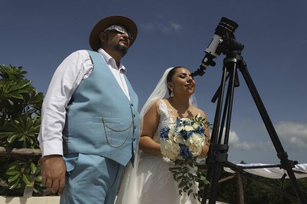 Исаак Медина и Джасмин Гонсалес наблюдают за затмением перед своей свадебной церемонией в Мериде, Мексика. - Sputnik Беларусь