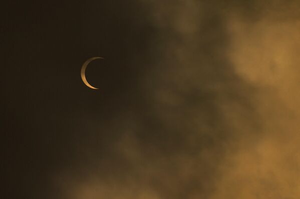 Луна закрывает Солнце, фотография сделана в Кали, Колумбия. - Sputnik Беларусь