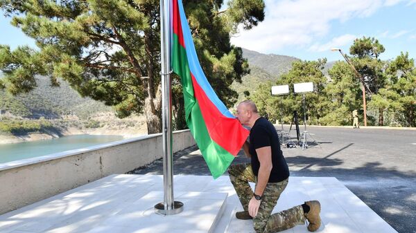 Ильхам Алиев поднял Государственный флаг Азербайджана на территории Сарсангского водохранилища - Sputnik Беларусь