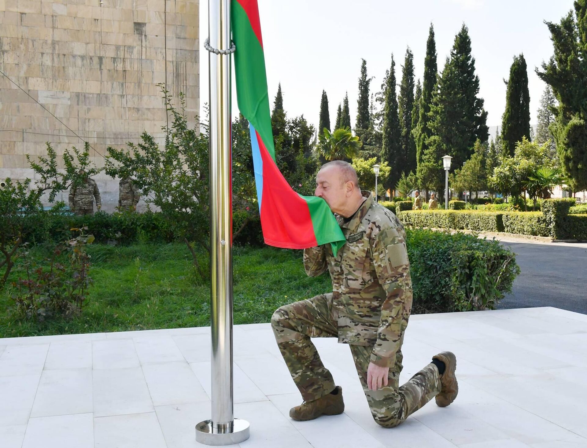 Ильхам Алиев поднял Государственный флаг Азербайджанской Республики в городе Агдере - Sputnik Беларусь, 1920, 15.10.2023