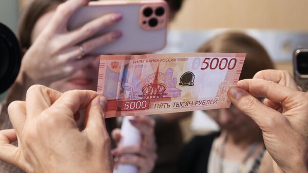 Обновленная банкнота Банка России номиналом 5000 рублей с изображением на лицевой стороне стелы Европа - Азия, которая находится в Екатеринбурге - Sputnik Беларусь