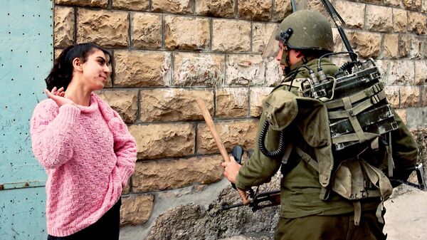 Палестинская девушка и израильский солдат 28 февраля 1988 года в Бет-Сахуре - Sputnik Беларусь