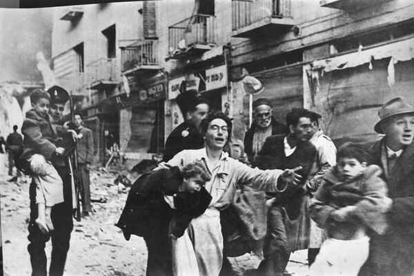 После того как в ноябре 1947 года генеральная Ассамблея ООН проголосовала за разделение на Палестины на два государства: еврейское и арабское, в регионе начало расти напряжение. Это вылилось в серию терактов против евреев. Самым резонансным стал взрыв на улице Бен-Йехуда в Иерусалиме 22 февраля 1948 года. Погибли, по разным источникам, от 46 до 58 человек, до 130 были ранены. - Sputnik Беларусь