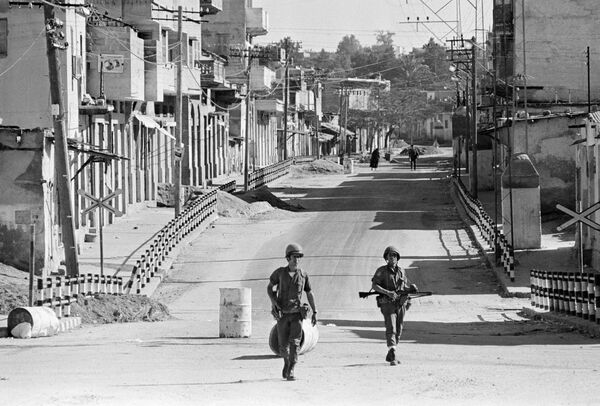 Двое израильских солдат патрулируют практически пустынную улицу в Газе 6 марта 1971 года. Израиль оккупировал сектор Газа на десятки лет в результате шестидневной войны. Израильские солдаты прозвали эту улицу &quot;гранатной аллеей&quot; из-за количества инцидентов, произошедших там. - Sputnik Беларусь