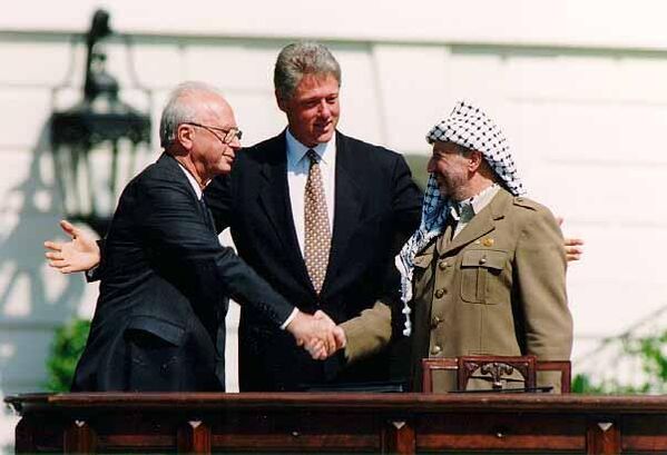 Ицхак Рабин, Билл Клинтон и Ясир Арафат на подписании Соглашений Осло, 13 сентября 1993 года, Вашингтон. - Sputnik Беларусь