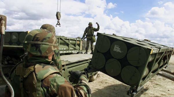 Солдаты армии США загружают управляемые армейские тактические ракеты M39 (ATACMS) в грузовик - Sputnik Беларусь