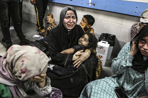 Раненые палестинцы в больнице Аль-Шифа в городе Газа после прибытия из больницы Аль-Ахли после взрыва там во вторник, 17 октября 2023 года. - Sputnik Беларусь