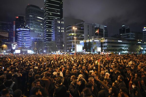 Люди собираются возле израильского консульства во время акции протеста в знак солидарности с палестинцами в Стамбуле, Турция, 17 октября 2023 года. - Sputnik Беларусь