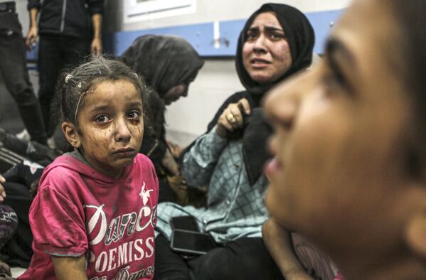 Параненыя палесцінцы сядзяць у бальніцы Аль-Шыфа ў горадзе Газа, у цэнтры сектара Газа. - Sputnik Беларусь