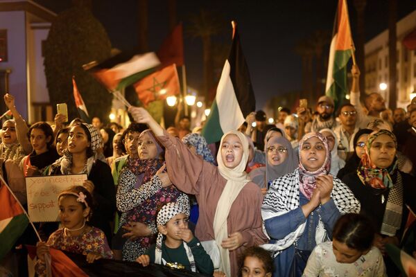 Сотни марокканцев принимают участие в акции протеста в знак солидарности с палестинцами в Рабате, Марокко, 17 октября 2023 года. - Sputnik Беларусь