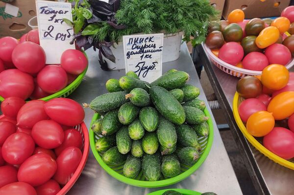 Цены на овощи и грибы на Комаровском рынке - Sputnik Беларусь