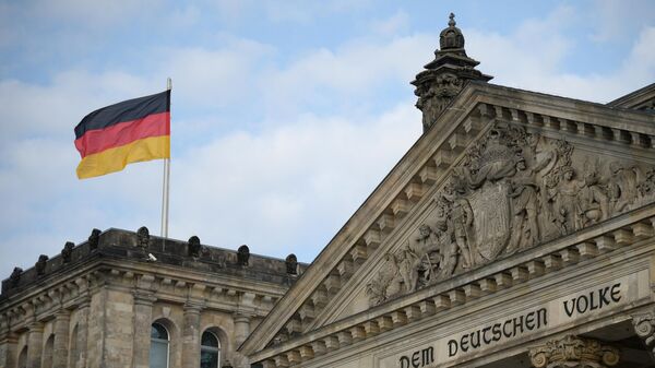 Национальный флаг Федеративной Республики Германии над зданием Будестага в Берлине - Sputnik Беларусь