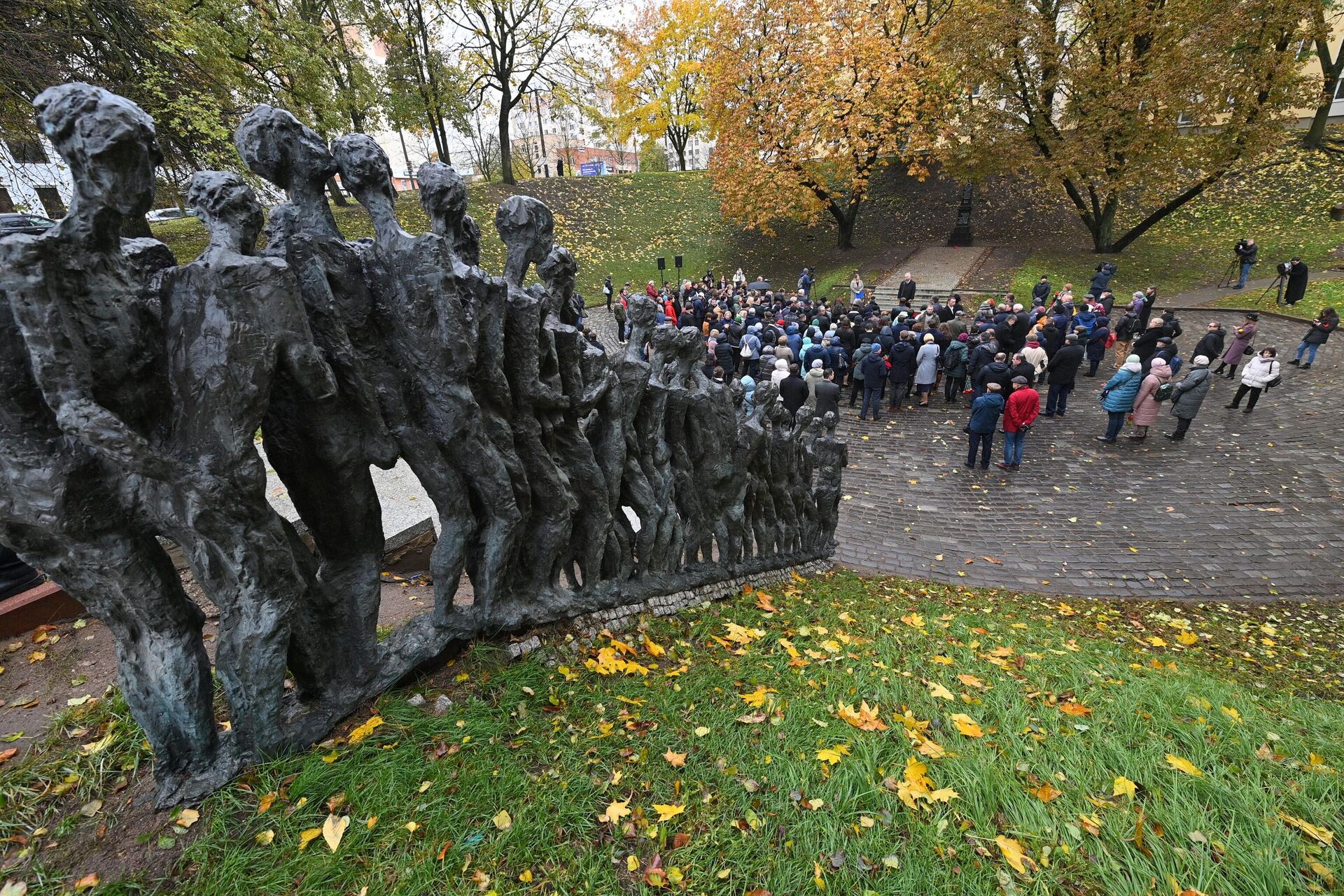 Траурное мероприятие в память о 80-летии уничтожения нацистами жертв Минского гетто на мемориале Яма - Sputnik Беларусь, 1920, 23.10.2023