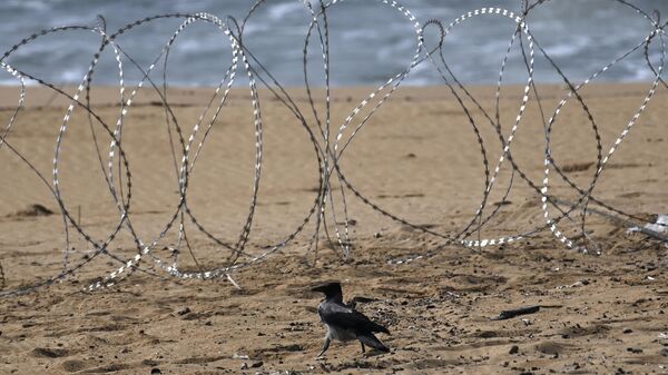 Пляж с колючей проволокой недалеко от границы Израиля  - Sputnik Беларусь