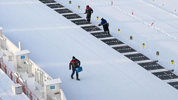 Подготовка лыжной трассы в Ханты-Мансийске к гонке - Sputnik Беларусь