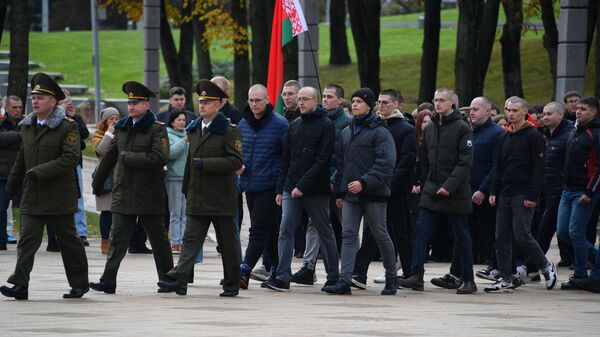 Отправка призывников в армию состоялась в минском Парке Победы (видео) - Sputnik Беларусь