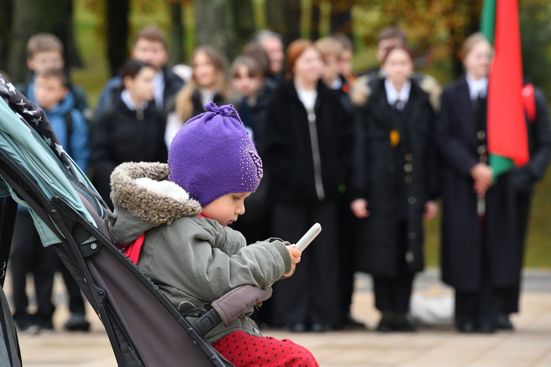 Ребенок в коляске с телефоном