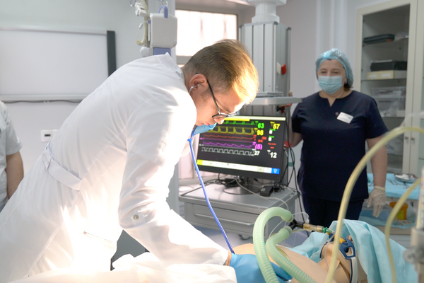 Медики проходят обучение на курсах повышения квалификации в сфере диагностики и нейрореабилитации пациентов реанимационного профиля - Sputnik Беларусь