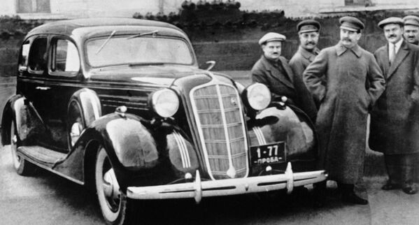 З 1925 года ў крамлёўскі гараж сталі паступаць амерыканскія аўтамабілі розных марак Buick, Cadillac, Lincoln, Packard. Іосіф Сталін спачатку ездзіў на 8-цыліндравым лімузіне Packard, але ў 1933 годзе перасеў на 12-цыліндравы фаэтон гэтай жа маркі.У 1935-м кіраўніку СССР праз амерыканскага пасла перадалі падарунак прэзідэнта ЗША Франкліна Рузвельта – браніраваны лімузін Packard Twelve масай звыш 6 т.А неўзабаве наладзілі і сваю вытворчасць: распрацоўкай лімузінаў для першых асоб заняўся аўтазавод імя Сталіна (ЗіС, пазней – аўтазавод імя І. А. Ліхачова, ЗіЛ; Масква), у 1942 годзе выйшаў аўтамабіль вышэйшага класа ЗіС-101.На здымку: Іосіф Сталін, Вячаслаў Молатаў, Анастас Мікаян, Серго Арджанікідзэ, Іван Ліхачоў каля новай аўтамашыны ЗіС-101 на тэрыторыі Крамля. - Sputnik Беларусь