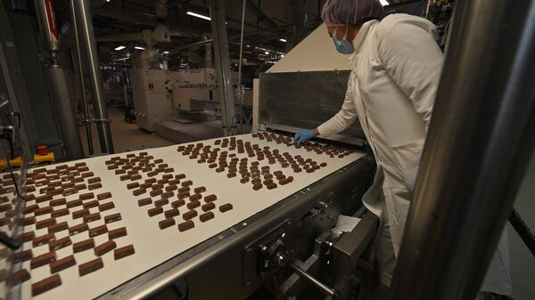 Шоколадная фабрика показала процесс производства конфет и батончиков  - Sputnik Беларусь