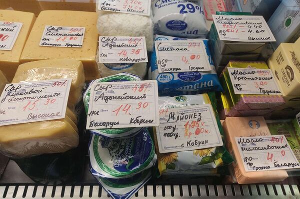 Цены на молочную продукцию и яйца на Комаровском рынке.  - Sputnik Беларусь