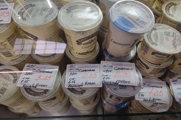 Цены на молочную продукцию и яйца на Комаровском рынке.  - Sputnik Беларусь