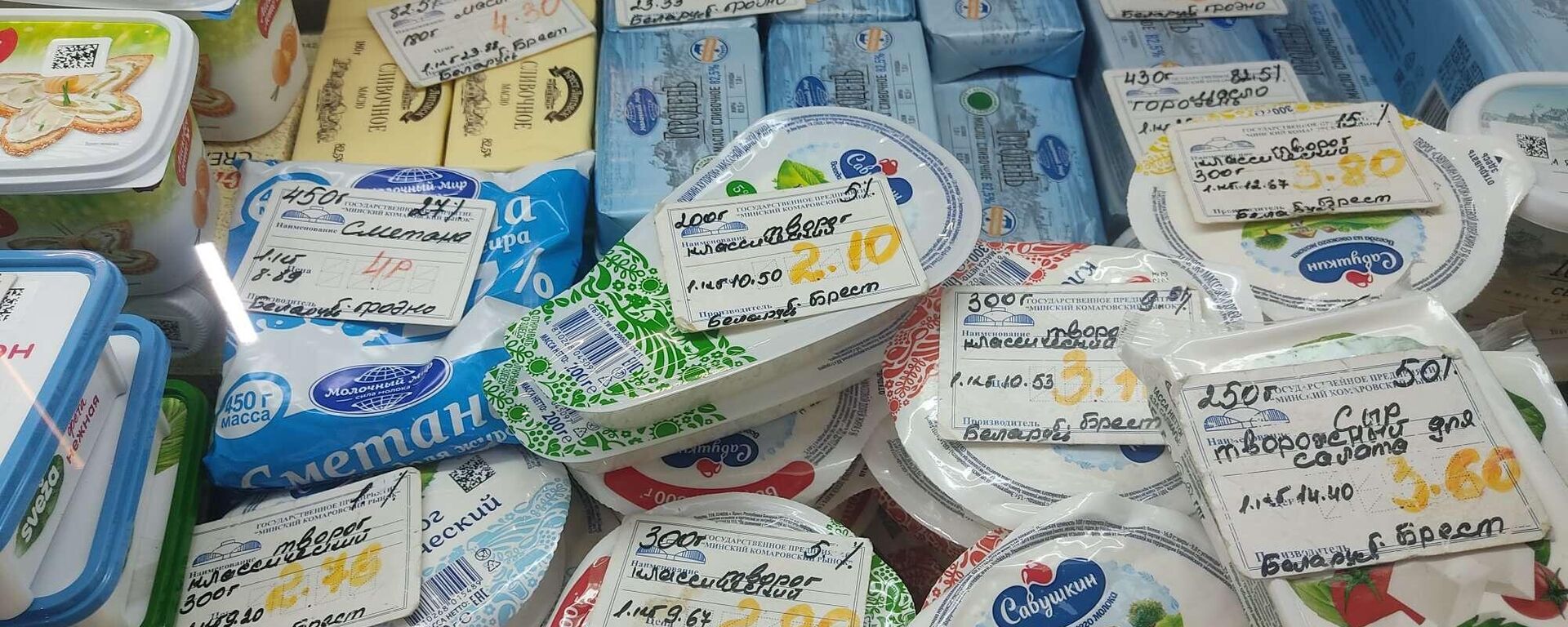 Цены на молочную продукцию и яйца на Комаровском рынке.  - Sputnik Беларусь, 1920, 05.11.2023