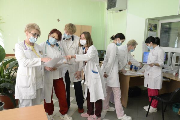 Работники 4-й детской больнице Минска - Sputnik Беларусь