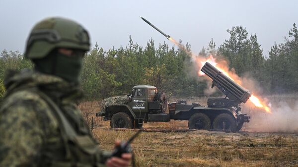 Боевая работа реактивной артиллерийской батареи ЦВО на краснолиманском направлении - Sputnik Беларусь