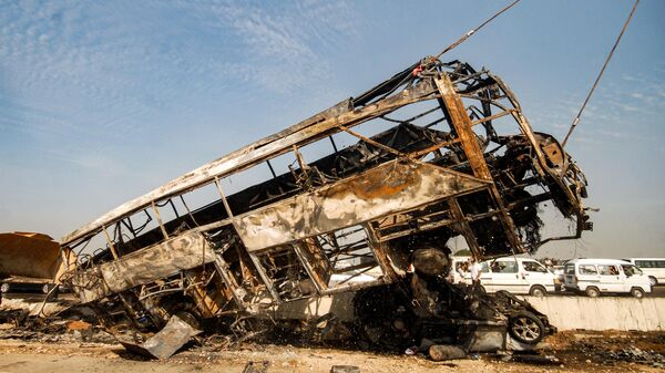 Обломки сгоревшего автобуса на месте крупного ДТП на пустынной дороге Каир-Александрия недалеко от Вади ан-Натрун 28 октября 2023 года - Sputnik Беларусь