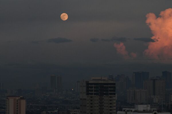 Полная луна восходит в небе над Манилой 28 октября. - Sputnik Беларусь