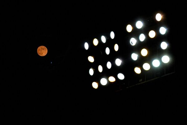 Полная луна поднимается над небом в Джаландхаре. - Sputnik Беларусь