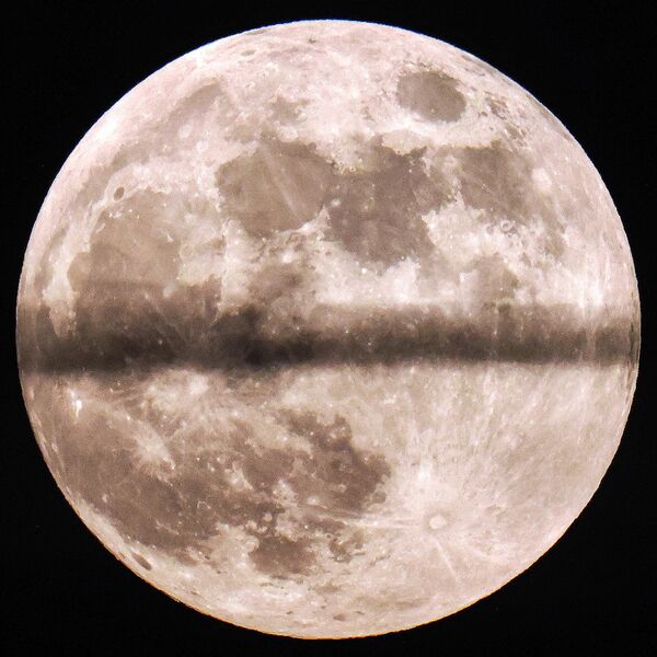 Полная Луна восходит над Эль-Кувейтом. - Sputnik Беларусь