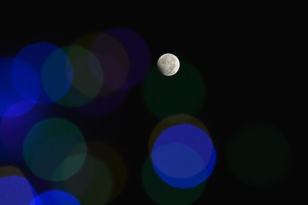 Луна во время частичного лунного затмения в Джаландхаре. - Sputnik Беларусь