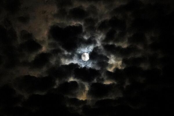 Полная луна поднимается из-за облаков в Аджмере. - Sputnik Беларусь