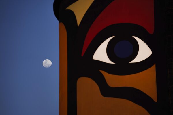 Луна восходит в небе рядом с фреской Алехандро Моно Гонсалеса на Панамериканских играх в Сантьяго, Чили. - Sputnik Беларусь