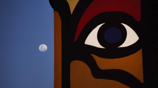 Луна восходит в небе рядом с фреской Алехандро Моно Гонсалеса на Панамериканских играх в Сантьяго, Чили - Sputnik Беларусь