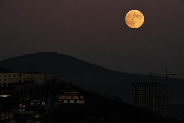 Луна перед затмением во Владивостоке - Sputnik Беларусь