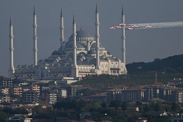 Пилоты турецких ВВС Турецких звезд на Northrop F-5 над Босфором, на заднем плане видна мечеть Чамлыджа. - Sputnik Беларусь