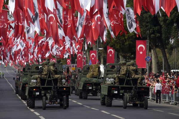 Солдаты турецкой армии на параде в рамках празднования 100-летия создания современной светской Турецкой Республики в Стамбуле - Sputnik Беларусь
