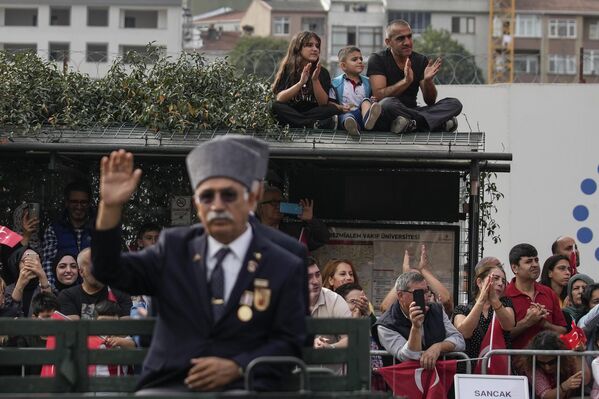 Люди наблюдают за празднованием 100-летия создания современной светской Турецкой Республики в Стамбуле. - Sputnik Беларусь