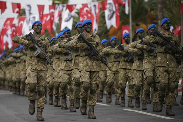 Солдаты турецкой армии на параде - Sputnik Беларусь