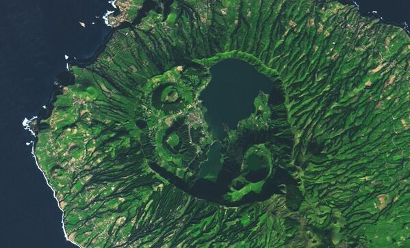 Остров Сан-Мигель — самый большой, самый густонаселенный и наиболее вулканически активный из девяти островов Азорского архипелага. - Sputnik Беларусь