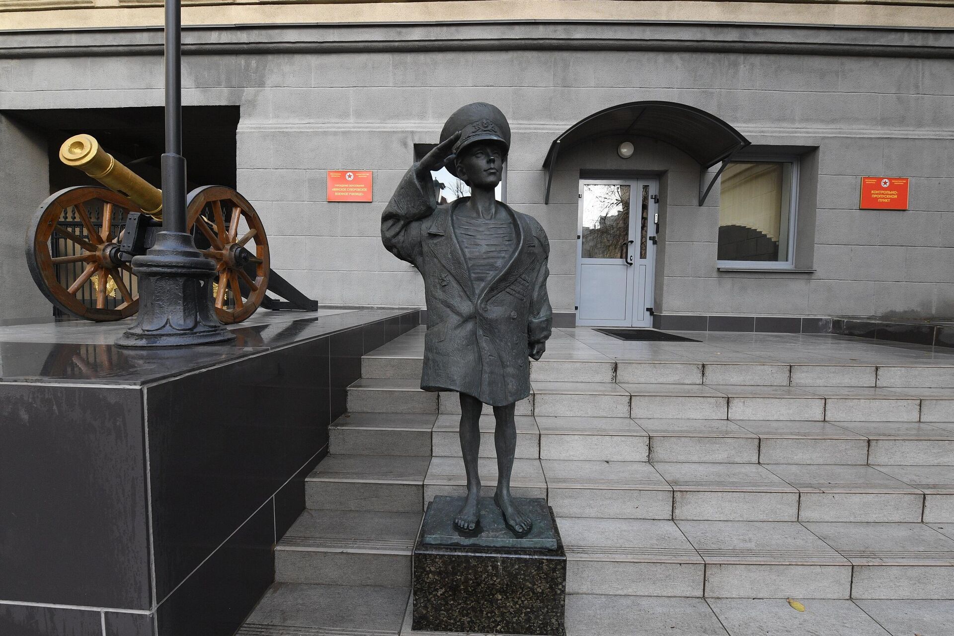 Статуя юного суворовца возле входа в училище - Sputnik Беларусь, 1920, 03.11.2023