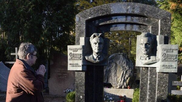 Памятник отцу и сыну Еременко на кладбище Восточное - Sputnik Беларусь